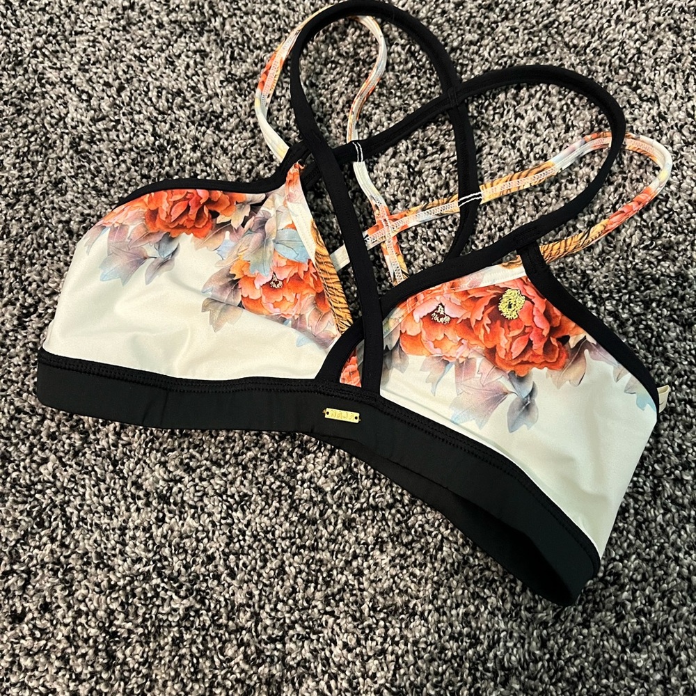 Floral Naja Women's Swim Top